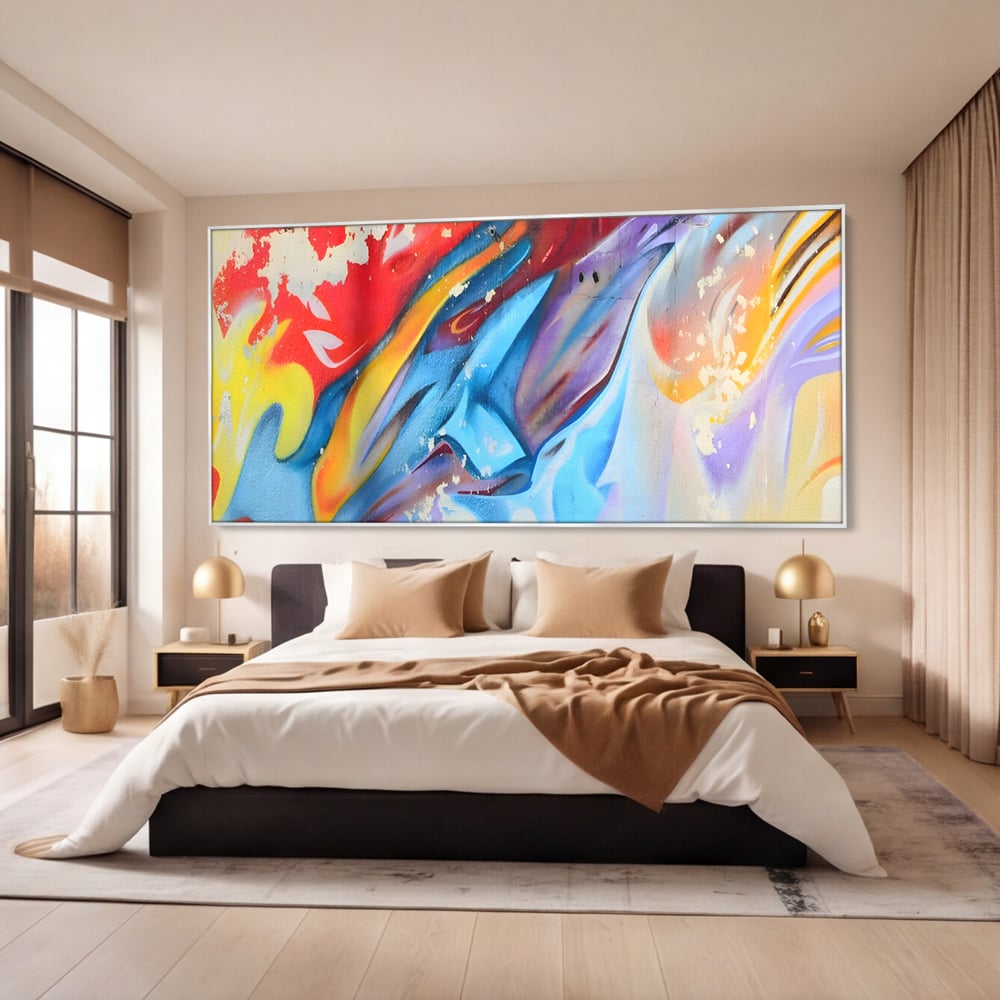 Tablou canvas cu pictura abstracta cu forme dinamice, in rama de aluminiu argintiu, pe perete intr-un dormitor