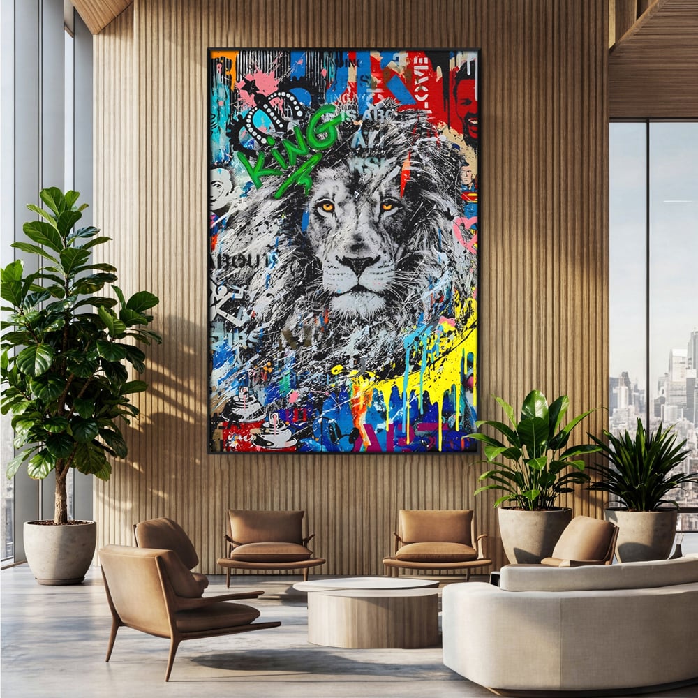 Tablou canvas cu tablou canvas cu leu stil graffiti, in rama de aluminiu negru, pe perete intr-un birou
