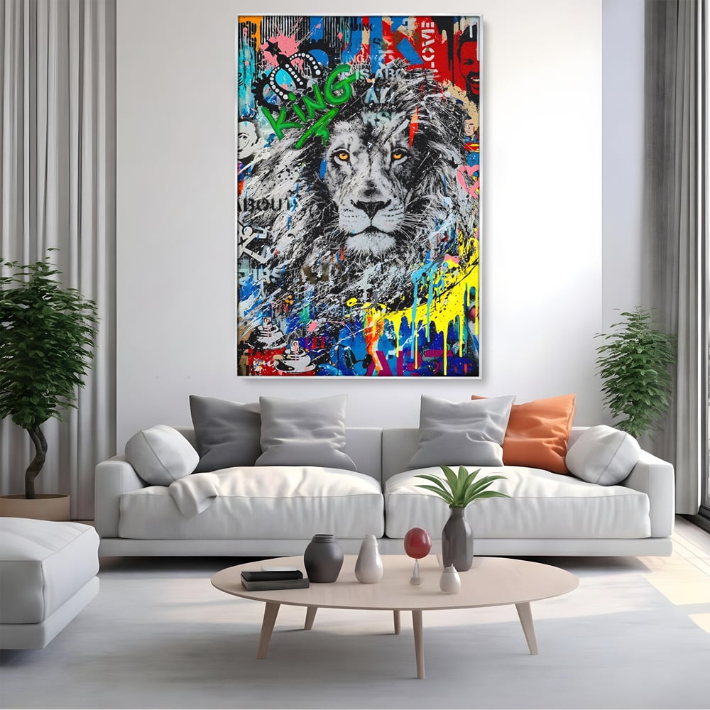 Tablou canvas cu tablou canvas cu leu stil graffiti, in rama de aluminiu argintiu, pe perete intr-un living