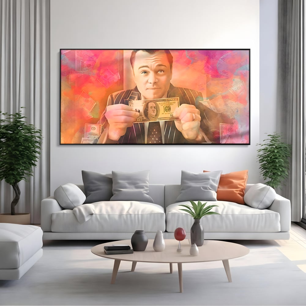 Tablou canvas cu tablou cu actorul leonardo dicaprio tinand bani, in rama de aluminiu negru, pe perete intr-un living