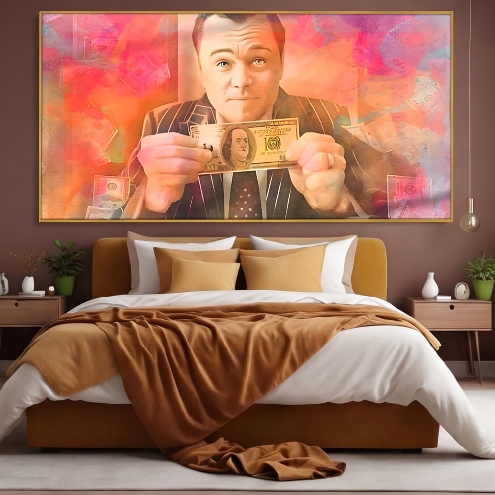 Tablou canvas cu tablou cu actorul leonardo dicaprio tinand bani, in rama de aluminiu auriu, pe perete intr-un dormitor
