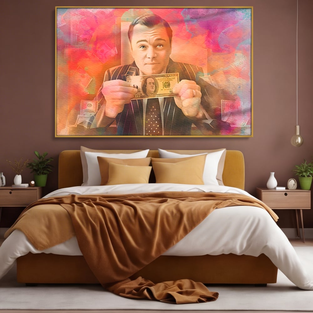 Tablou canvas cu tablou cu actorul leonardo dicaprio tinand bani, in rama de aluminiu auriu, pe perete intr-un dormitor