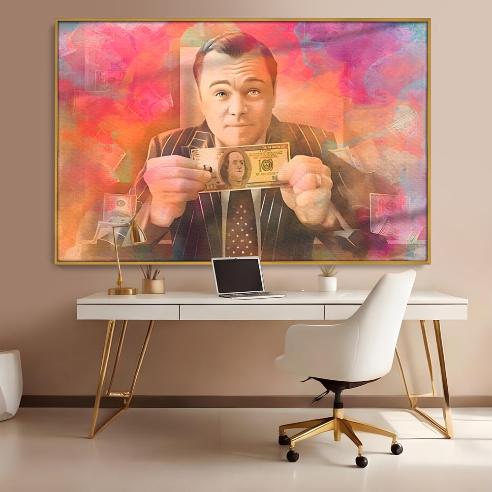 Tablou canvas cu tablou cu actorul leonardo dicaprio tinand bani, in rama de aluminiu auriu, pe perete intr-un birou