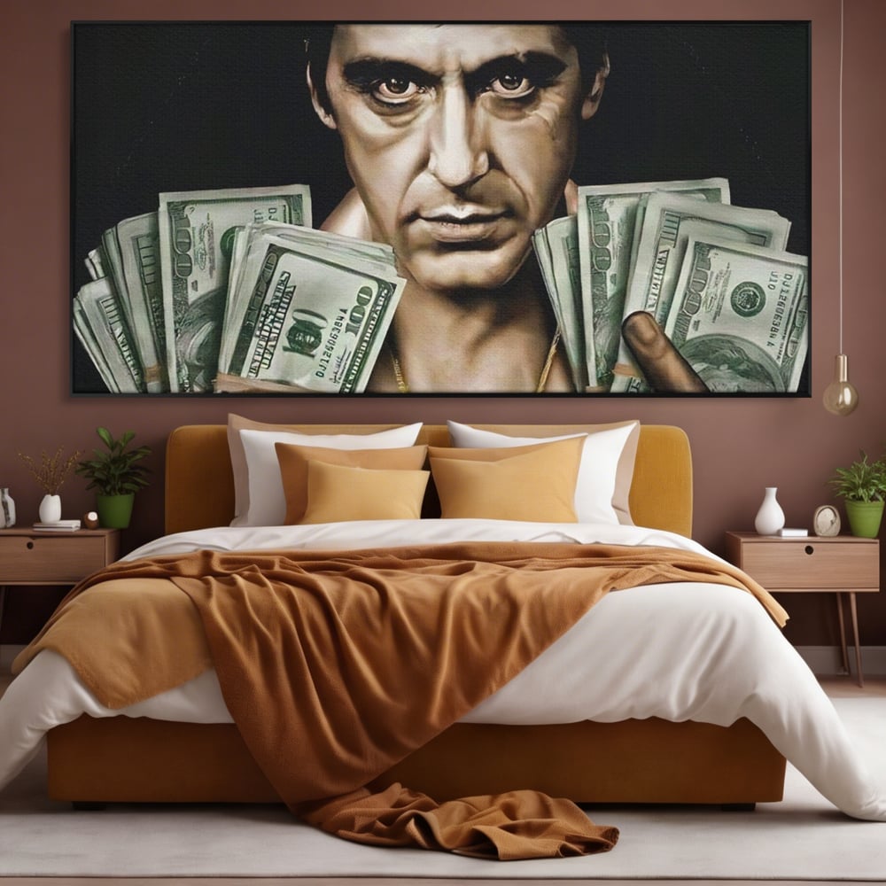 Tablou canvas cu tablou canvas cu tony montana, in rama de aluminiu negru, pe perete intr-un dormitor