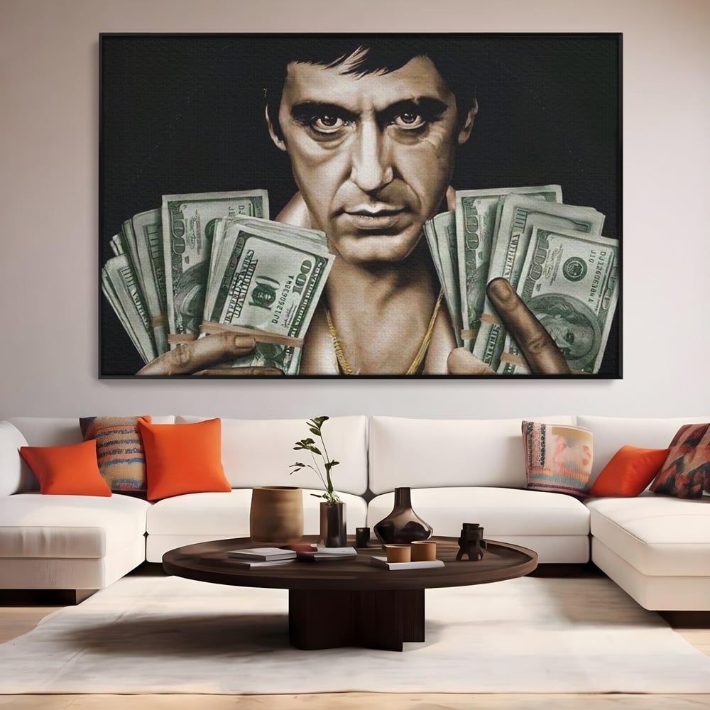 Tablou canvas cu tablou canvas cu tony montana, in rama de aluminiu negru, pe perete intr-un living