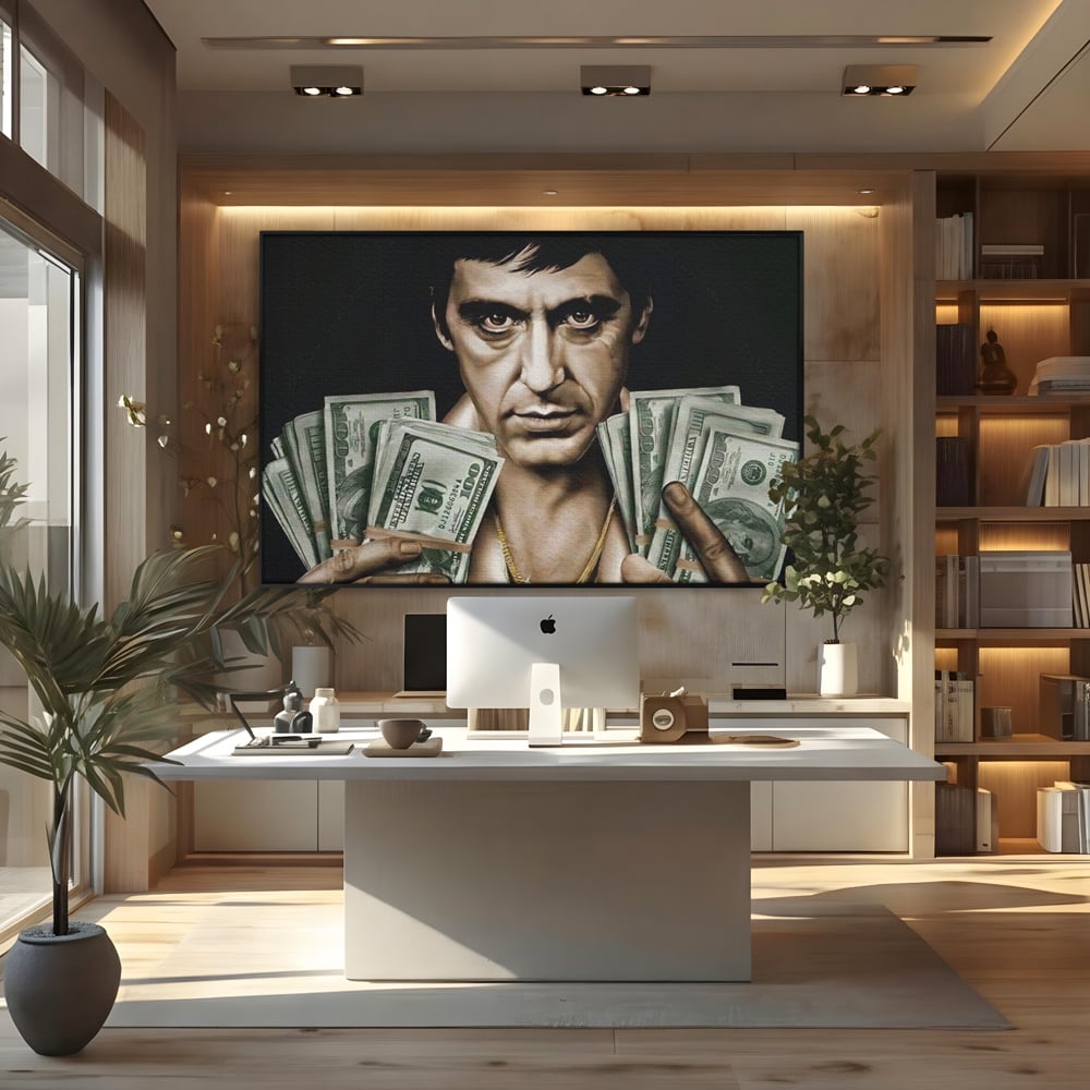 Tablou canvas cu tablou canvas cu tony montana, in rama de aluminiu negru, pe perete intr-un birou