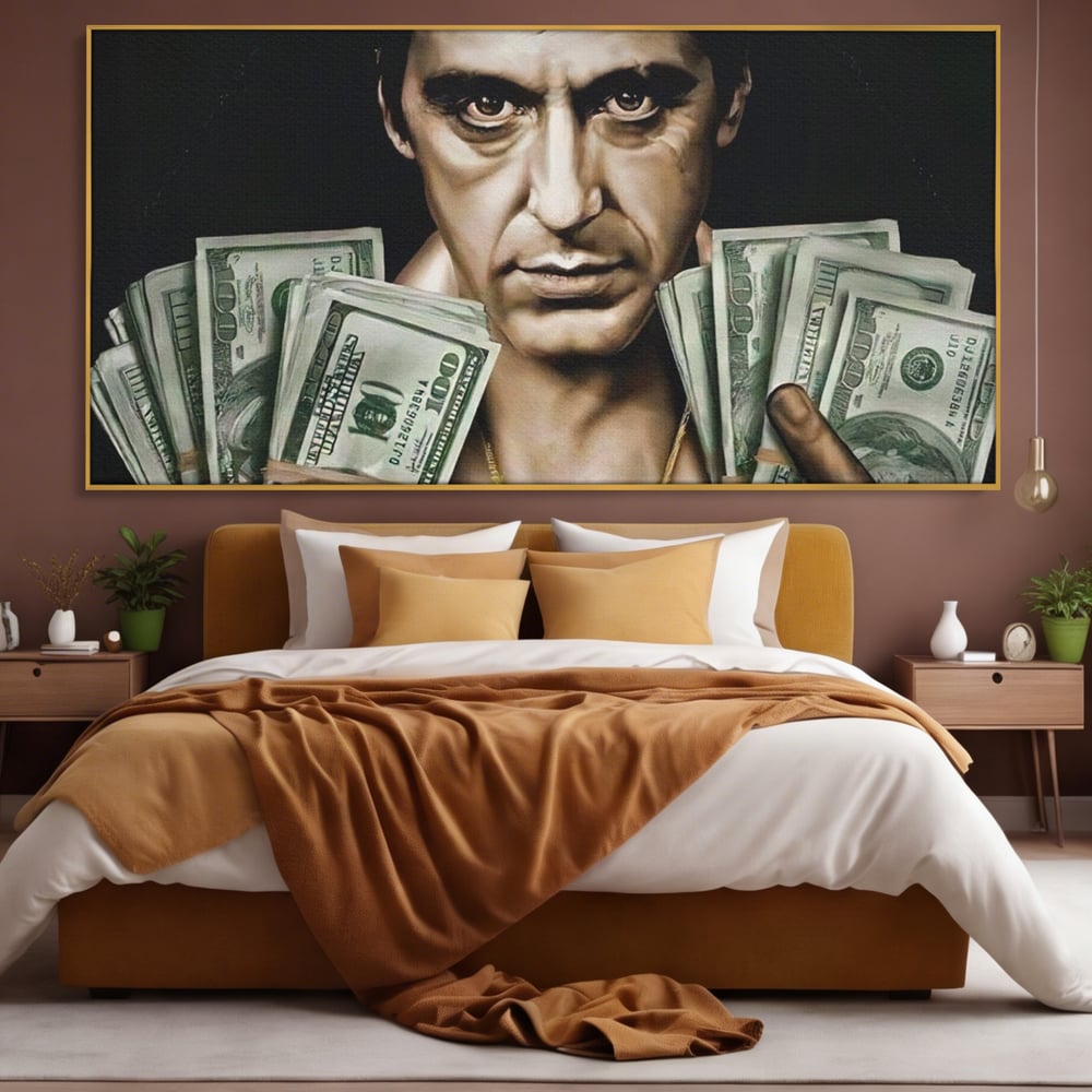 Tablou canvas cu tablou canvas cu tony montana, in rama de aluminiu auriu, pe perete intr-un dormitor