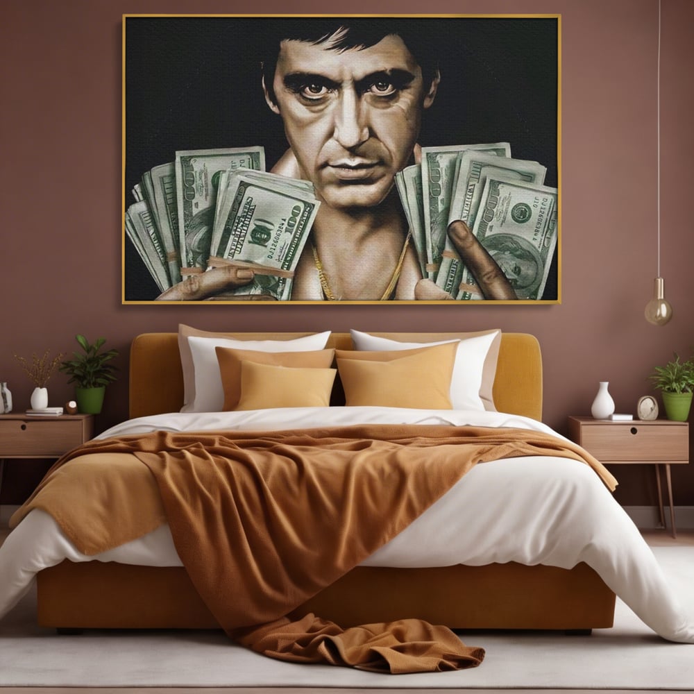 Tablou canvas cu tablou canvas cu tony montana, in rama de aluminiu auriu, pe perete intr-un dormitor
