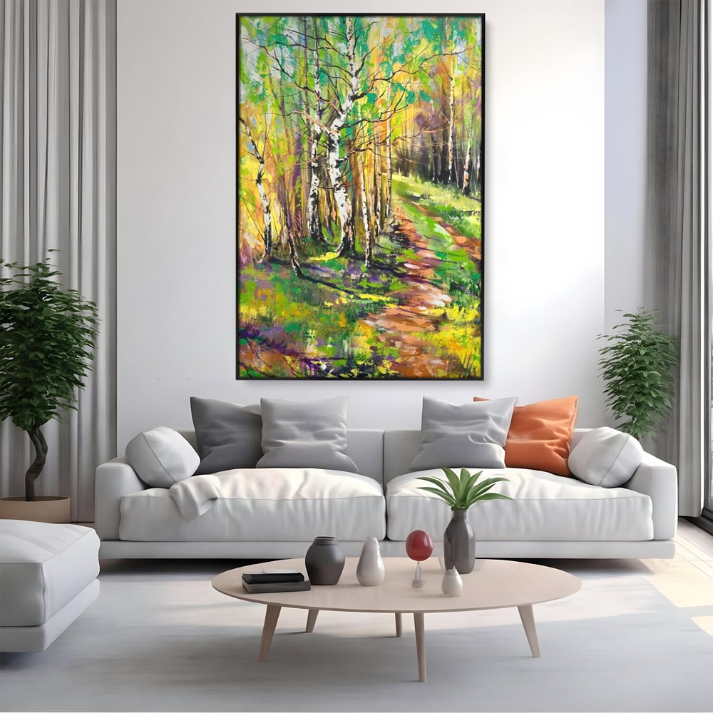 Tablou canvas cu tablou canvas cu padure si mesteacani, in rama de aluminiu negru, pe perete intr-un living
