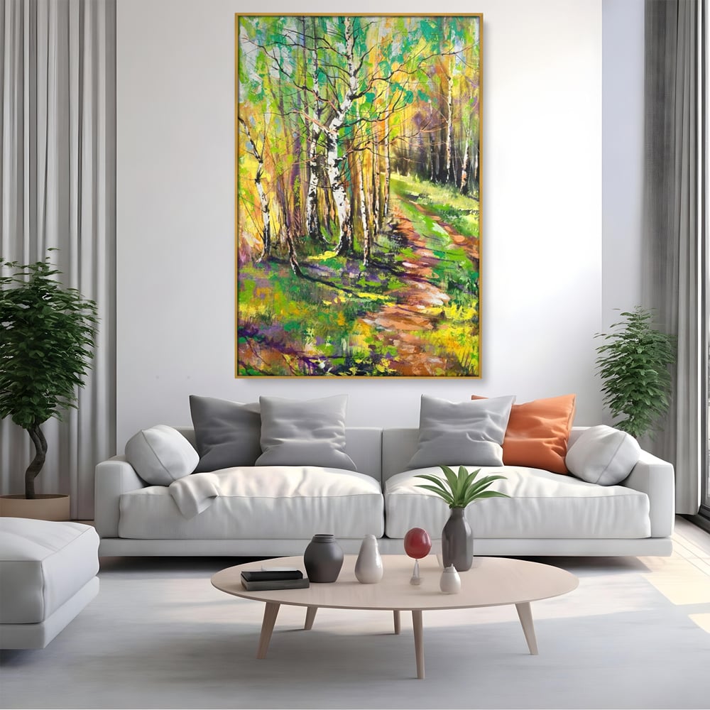 Tablou canvas cu tablou canvas cu padure si mesteacani, in rama de aluminiu auriu, pe perete intr-un living
