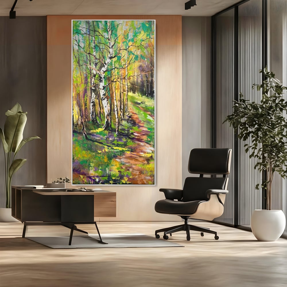 Tablou canvas cu tablou canvas cu padure si mesteacani, in rama de aluminiu argintiu, pe perete intr-un birou