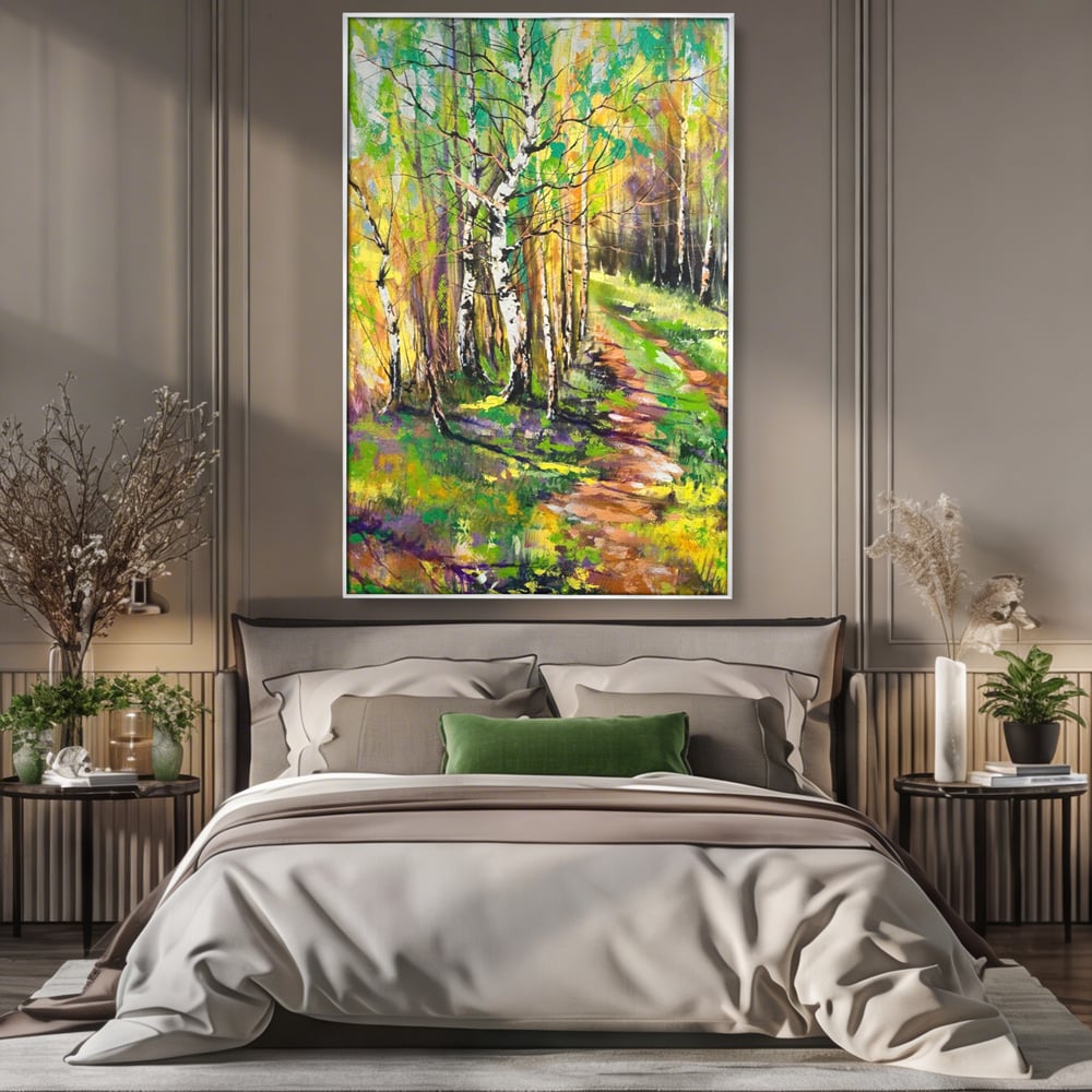 Tablou canvas cu tablou canvas cu padure si mesteacani, in rama de aluminiu argintiu, pe perete intr-un dormitor