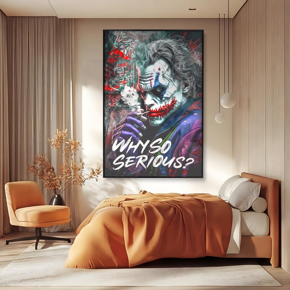 Tablou canvas cu tablou canvas cu jokerul fumand, in rama de aluminiu negru, pe perete intr-un dormitor