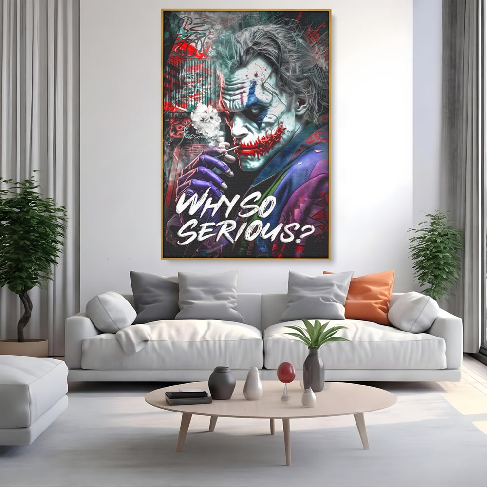 Tablou canvas cu tablou canvas cu jokerul fumand, in rama de aluminiu auriu, pe perete intr-un living