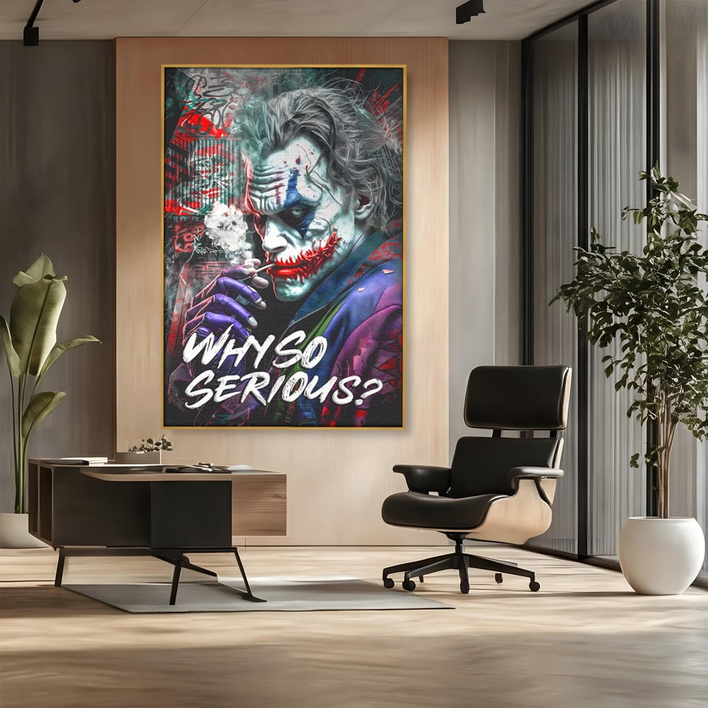 Tablou canvas cu tablou canvas cu jokerul fumand, in rama de aluminiu auriu, pe perete intr-un birou