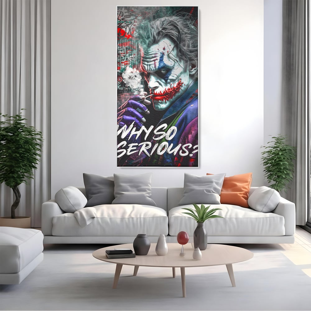 Tablou canvas cu tablou canvas cu jokerul fumand, in rama de aluminiu argintiu, pe perete intr-un living