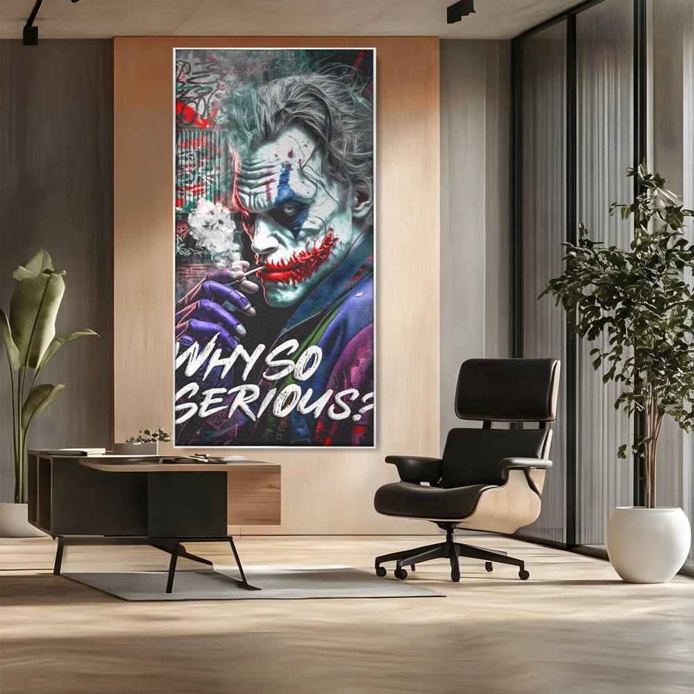 Tablou canvas cu tablou canvas cu jokerul fumand, in rama de aluminiu argintiu, pe perete intr-un birou