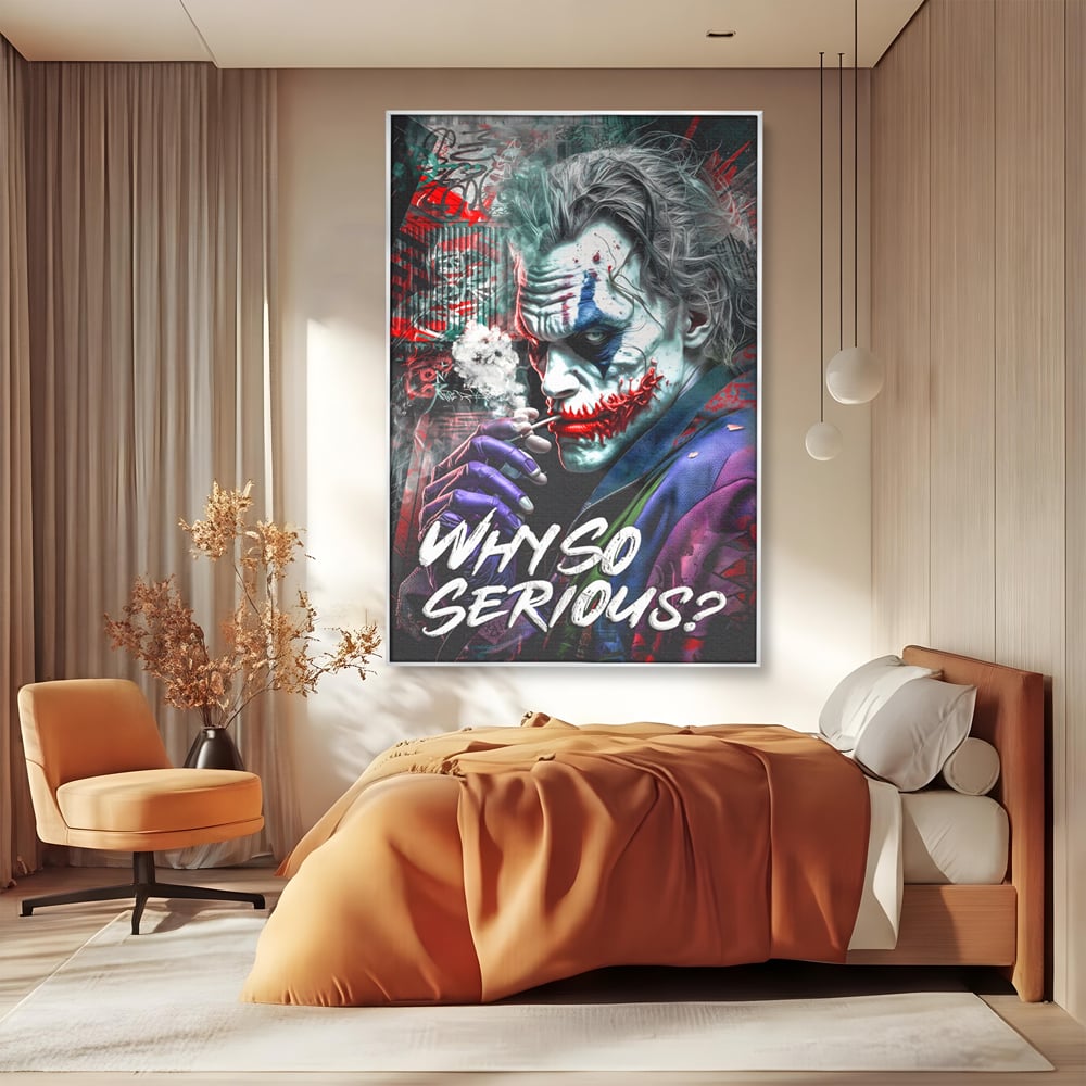 Tablou canvas cu tablou canvas cu jokerul fumand, in rama de aluminiu argintiu, pe perete intr-un dormitor