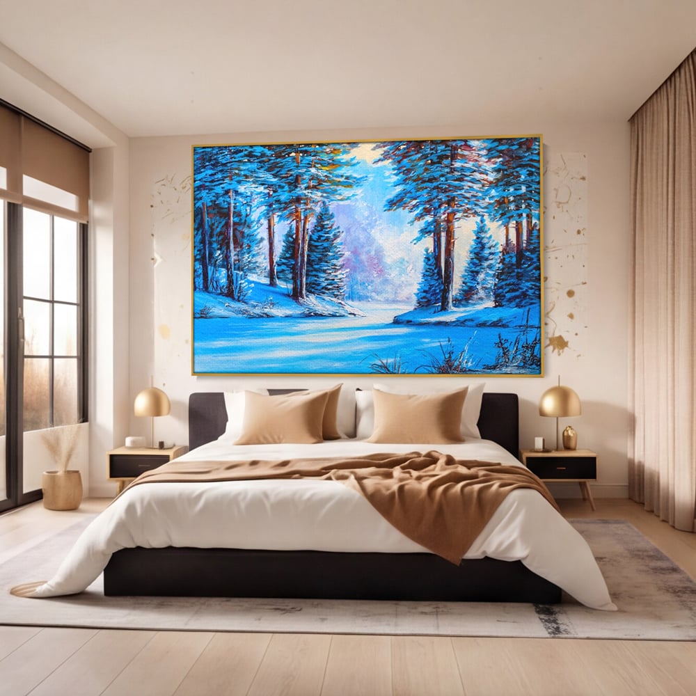 Tablou canvas cu pictura peisaj de iarna cu padure si zapada, in rama de aluminiu auriu, pe perete intr-un dormitor