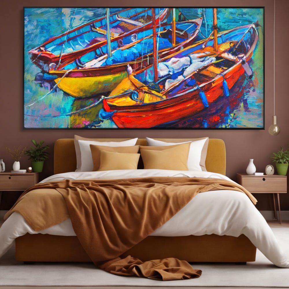 Tablou canvas cu tablou canvas cu barci in port, in rama de aluminiu negru, pe perete intr-un dormitor