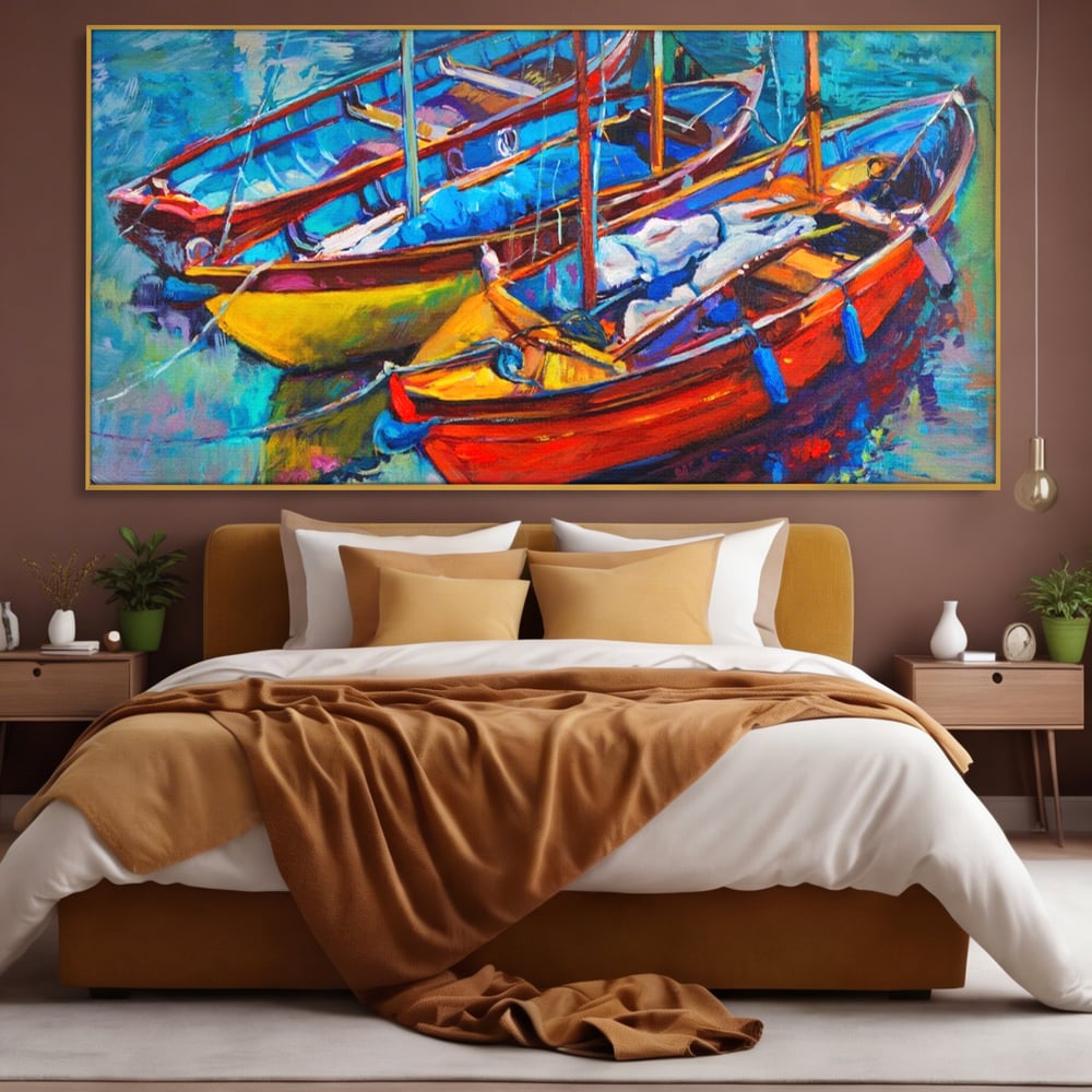 Tablou canvas cu tablou canvas cu barci in port, in rama de aluminiu auriu, pe perete intr-un dormitor