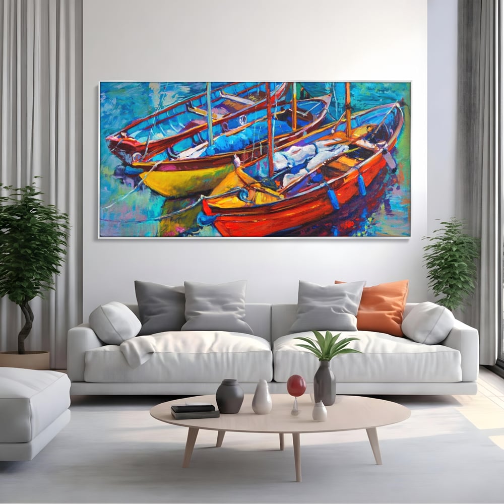 Tablou canvas cu tablou canvas cu barci in port, in rama de aluminiu argintiu, pe perete intr-un living