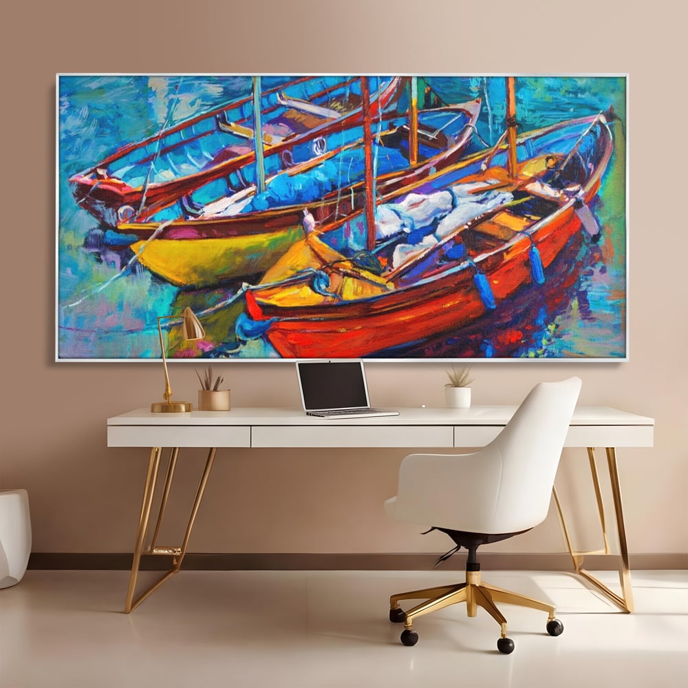 Tablou canvas cu tablou canvas cu barci in port, in rama de aluminiu argintiu, pe perete intr-un birou