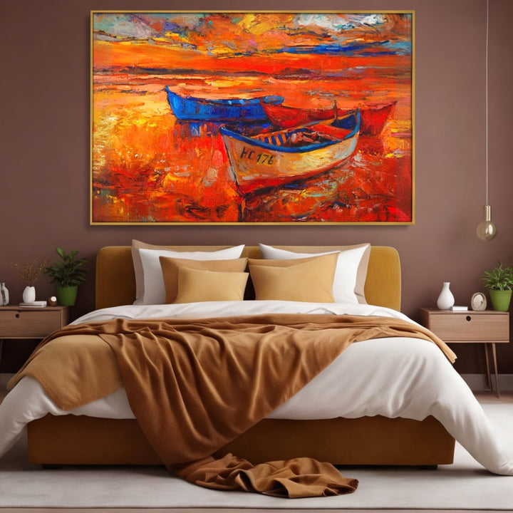Tablou canvas cu pictura cu barci la apus, in rama de aluminiu auriu, pe perete intr-un dormitor