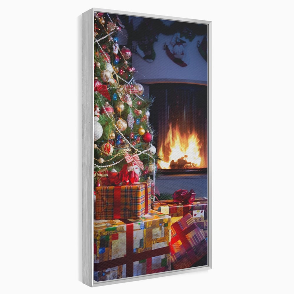 Tablou canvas cu brad de craciun langa semineu, in rama de aluminiu argintiu