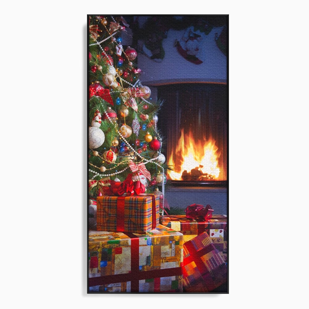 Tablou canvas cu brad de craciun langa semineu, in rama de aluminiu negru