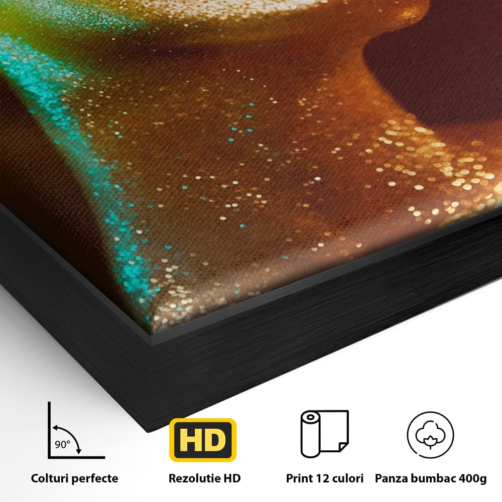 Detaliu al suprafetei: tablou canvas cu femeie si sclipici auriu, in rama de aluminiu negru