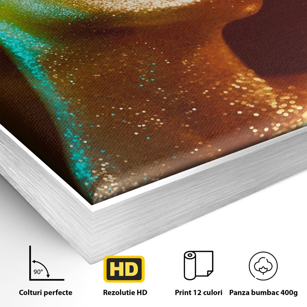 Detaliu al suprafetei: tablou canvas cu femeie si sclipici auriu, in rama de aluminiu argintiu