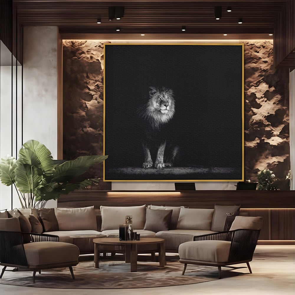 Tablou canvas cu tablou canvas cu leu alb-negru, in rama de aluminiu auriu, pe perete intr-un birou