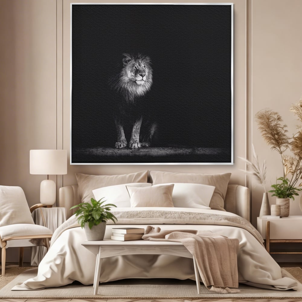 Tablou canvas cu tablou canvas cu leu alb-negru, in rama de aluminiu argintiu, pe perete intr-un dormitor