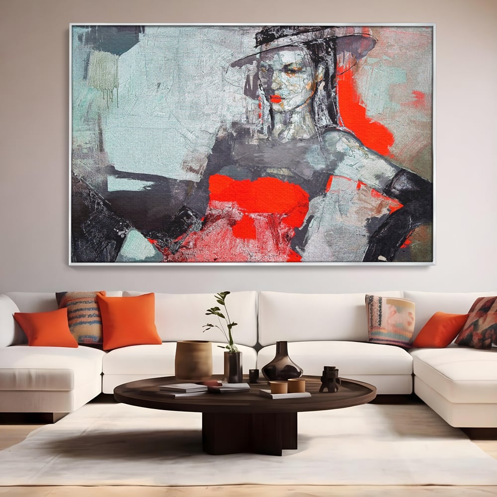 Tablou canvas cu tablou canvas cu portretul unei femei in rosu si negru, in rama de aluminiu argintiu, pe perete intr-un living