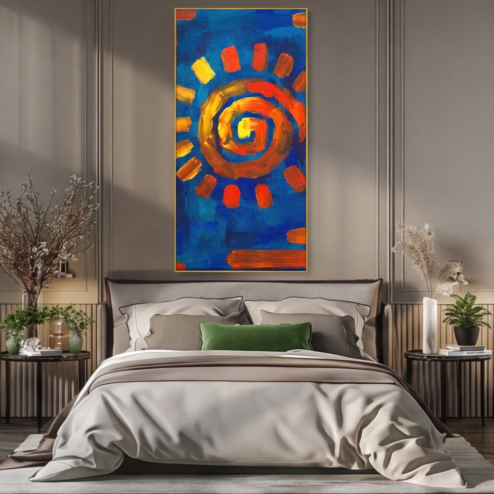 Tablou canvas cu tablou pictura cu soare spiralat, in rama de aluminiu auriu, pe perete intr-un dormitor