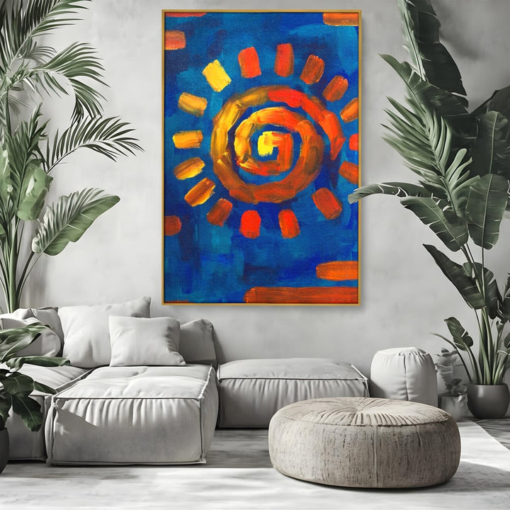 Tablou canvas cu tablou pictura cu soare spiralat, in rama de aluminiu auriu, pe perete intr-un living