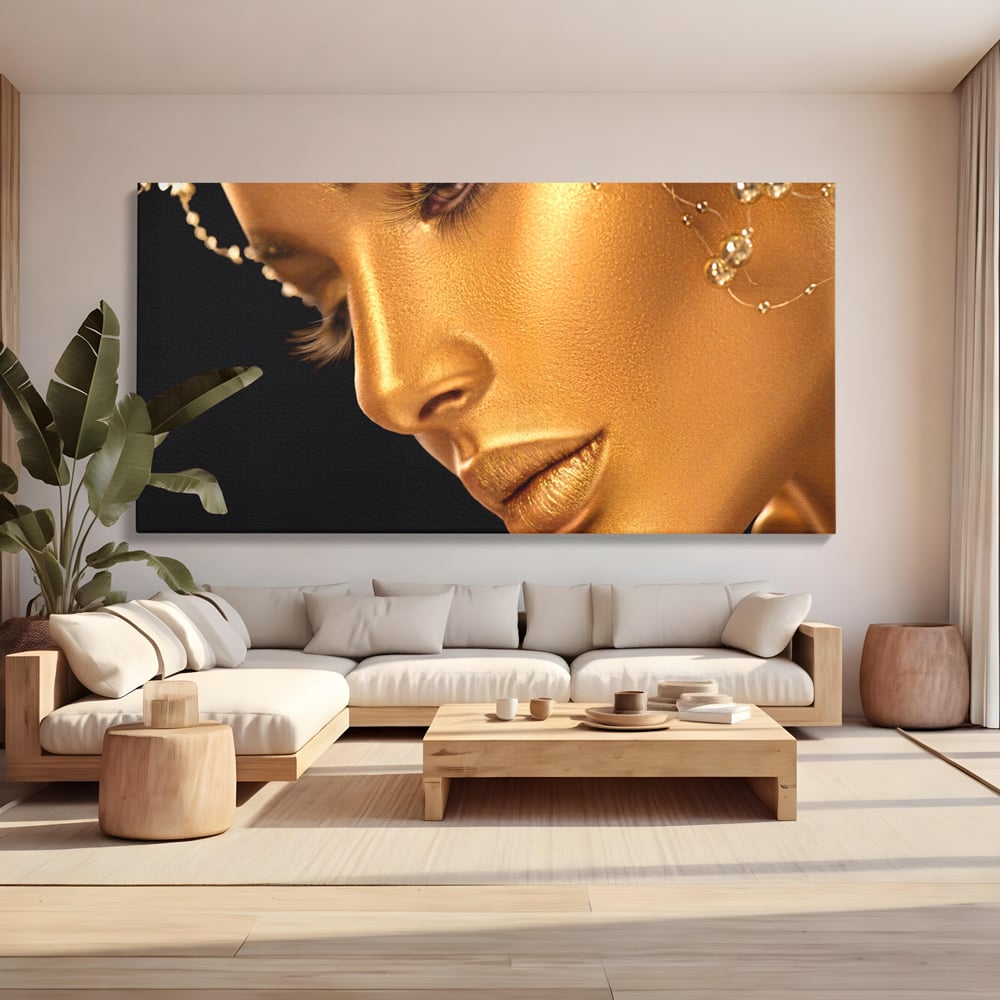 Tablou canvas cu tablou canvas cu femeie in nuante aurii, fara rama, pe sasiu de lemn, pe perete intr-un living