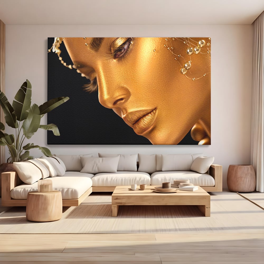 Tablou canvas cu tablou canvas cu femeie in nuante aurii, fara rama, pe sasiu de lemn, pe perete intr-un living