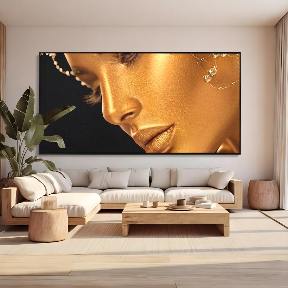 Tablou canvas cu tablou canvas cu femeie in nuante aurii, in rama de aluminiu negru, pe perete intr-un living