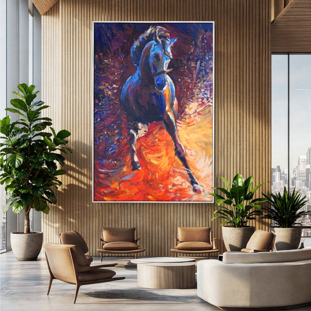 Tablou canvas cu tablou canvas cu un cal albastru in alergare, in rama de aluminiu argintiu, pe perete intr-un birou