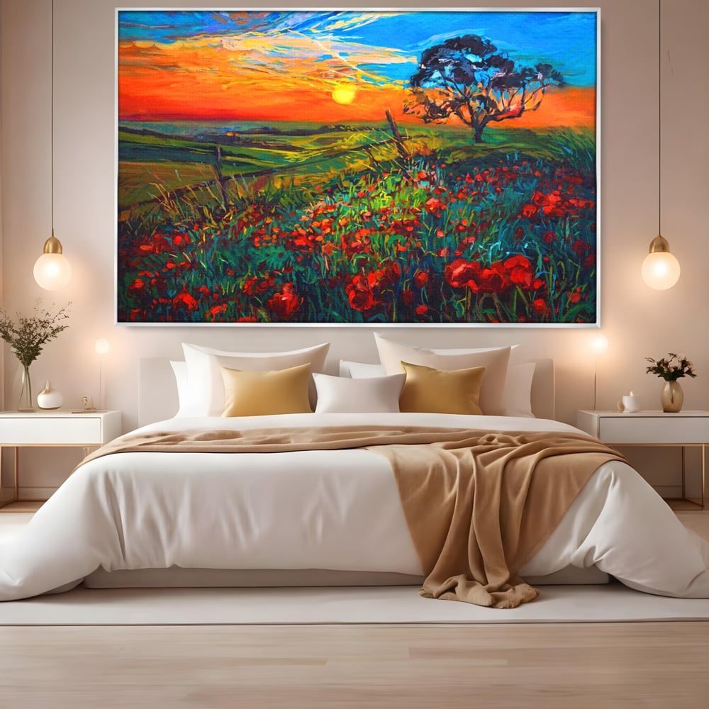Tablou canvas cu tablou canvas cu maci si apus de soare, in rama de aluminiu argintiu, pe perete intr-un dormitor