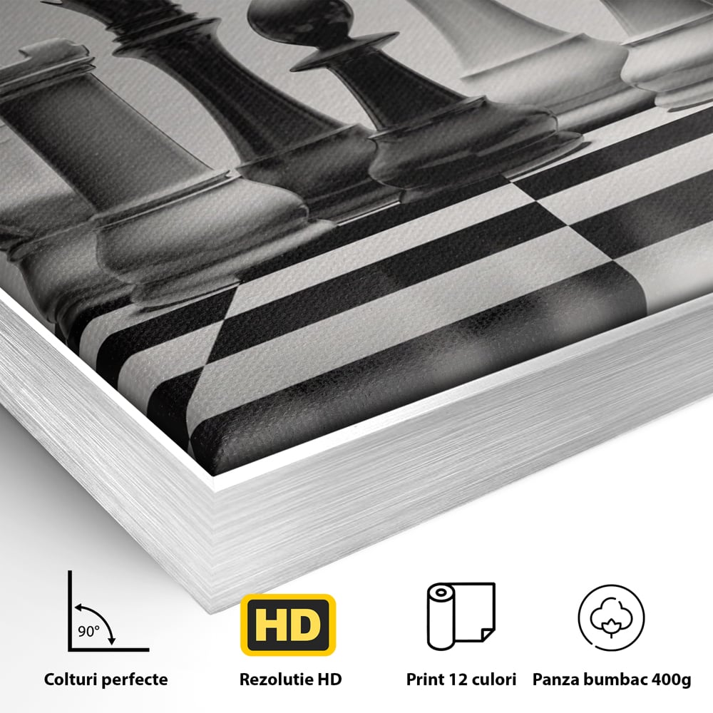 Detaliu al suprafetei: tablou canvas cu piese de sah alb-negru, in rama de aluminiu argintiu