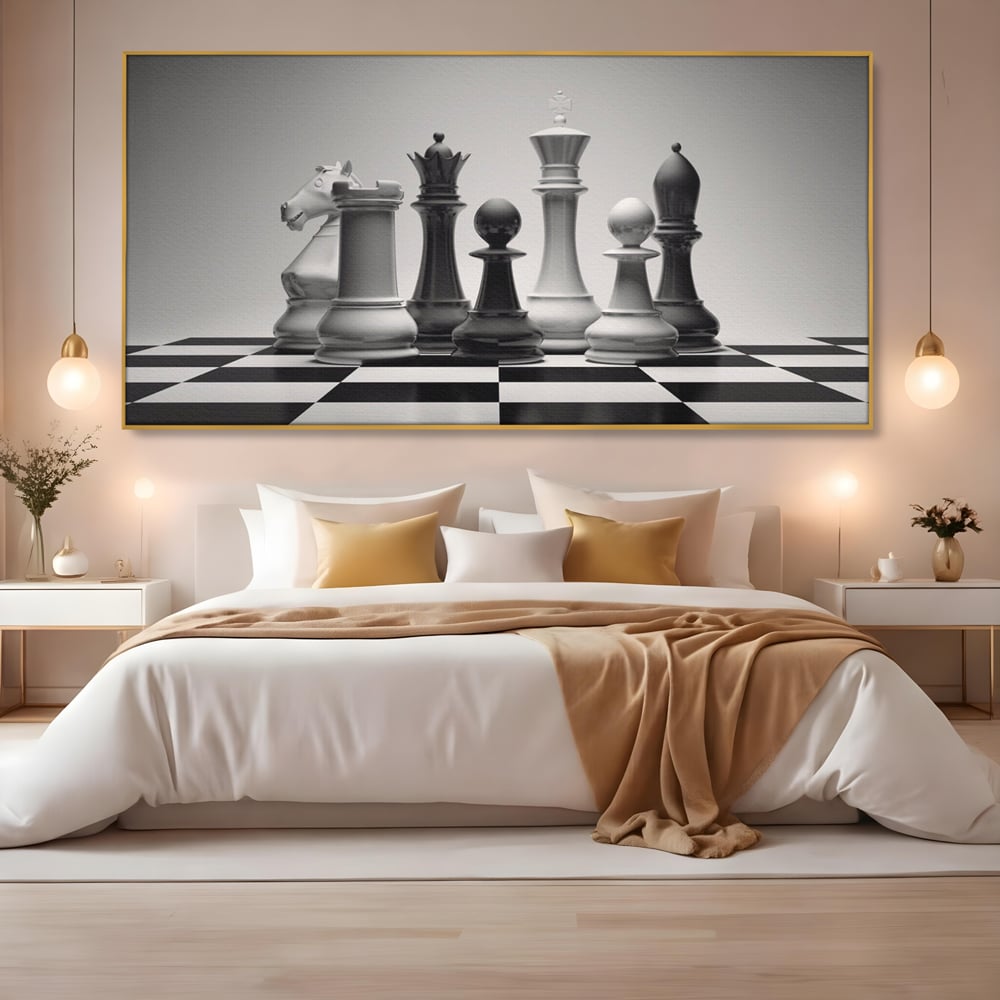 Tablou canvas cu tablou canvas cu piese de sah alb-negru, in rama de aluminiu auriu, pe perete intr-un dormitor