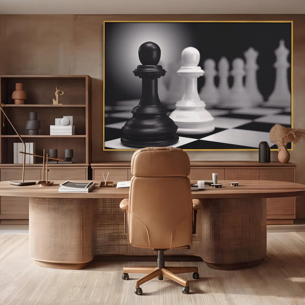 Tablou canvas cu tablou canvas cu piese de sah alb-negru, in rama de aluminiu auriu, pe perete intr-un birou