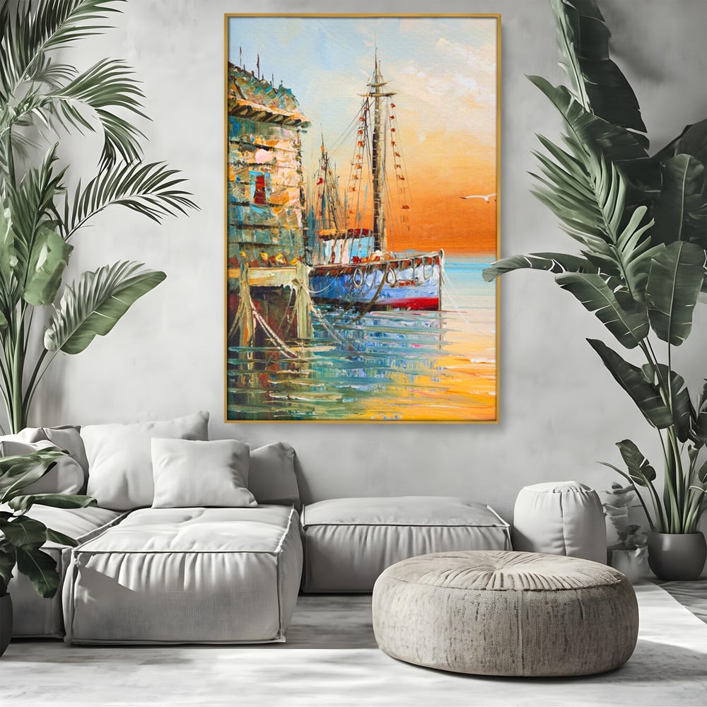 Tablou canvas cu pictura cu barci ancorate in port, in rama de aluminiu auriu, pe perete intr-un living