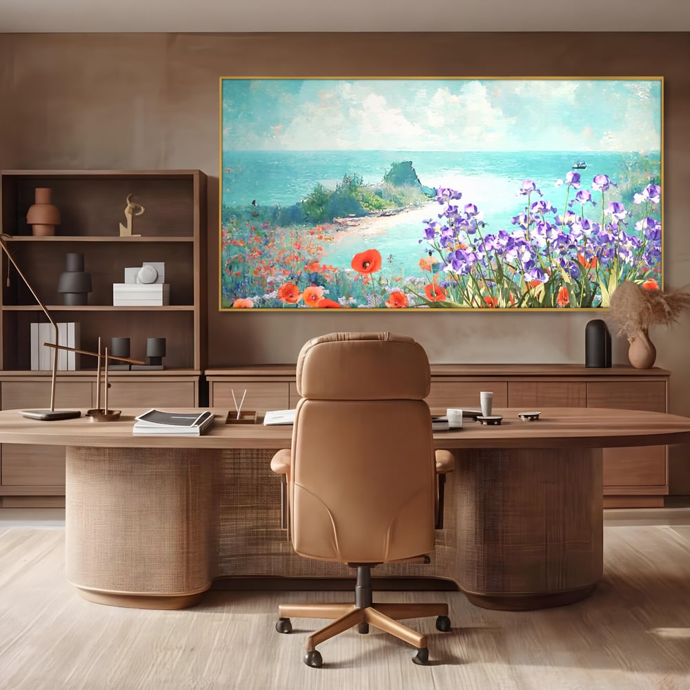 Tablou canvas cu tablou canvas cu maci si flori violet, in rama de aluminiu auriu, pe perete intr-un birou