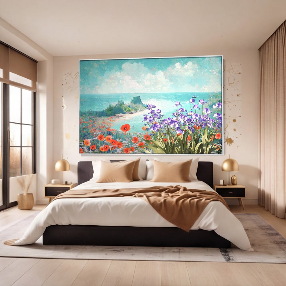Tablou canvas cu tablou canvas cu maci si flori violet, in rama de aluminiu argintiu, pe perete intr-un dormitor