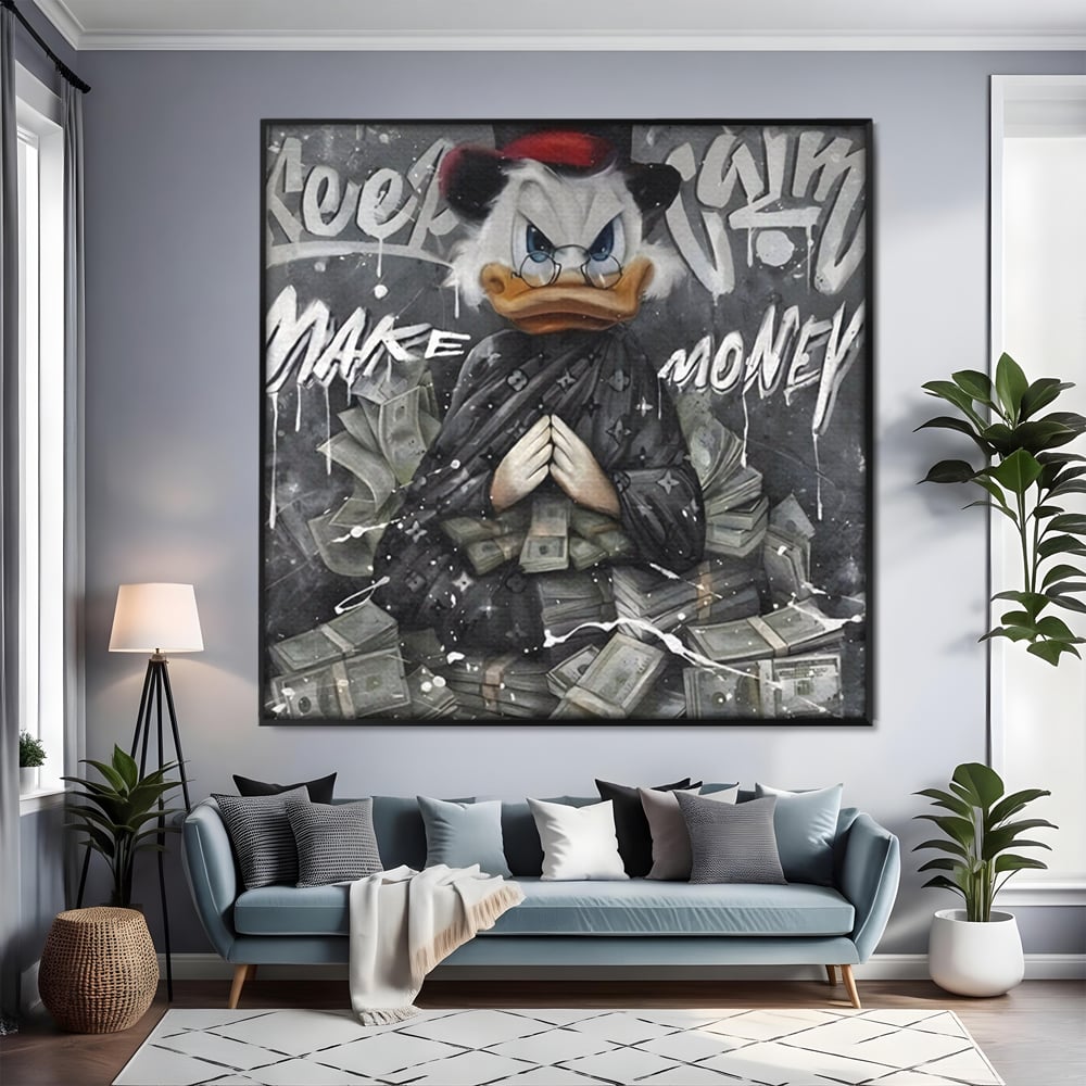 Tablou canvas cu tablou canvas cu scrooge mcduck si teancuri de bani, in rama de aluminiu negru, pe perete intr-un living
