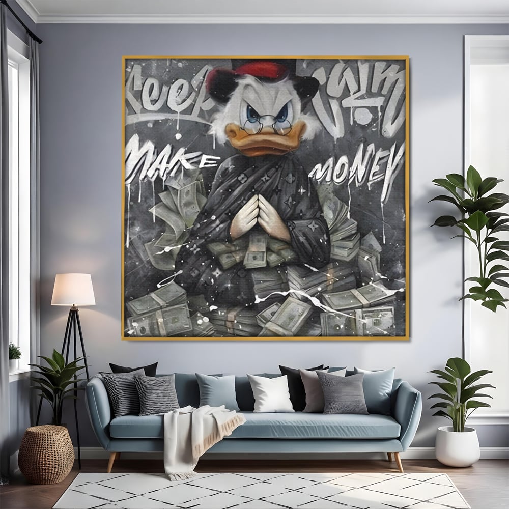Tablou canvas cu tablou canvas cu scrooge mcduck si teancuri de bani, in rama de aluminiu auriu, pe perete intr-un living